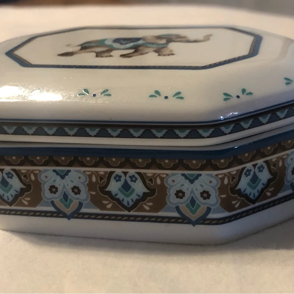 Vera Bradley Porcelain Dresser Lidded Elephant Trinket Dish L- 4